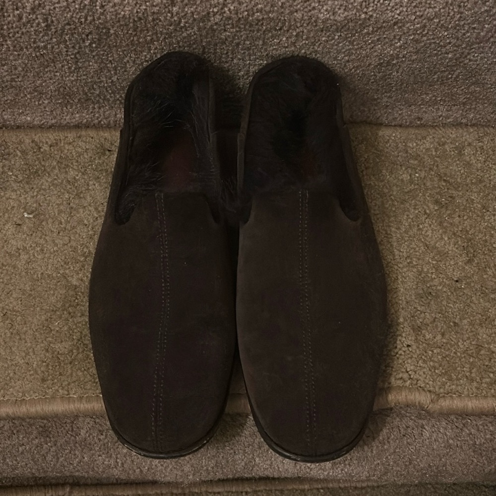 UGG! NICE CONDITION-WARM & COMFORTABLE SHEARLING LINED FLATS